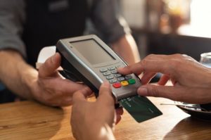 Leia mais sobre o artigo Brasileiros usam cartão de crédito para pagar despesas