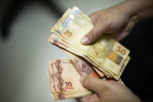 Leia mais sobre o artigo Governo propõe salário mínimo de R$ 1.040 para o próximo ano