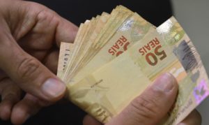 Leia mais sobre o artigo Salário mínimo sobe para R$ 1.302 em 1º de janeiro