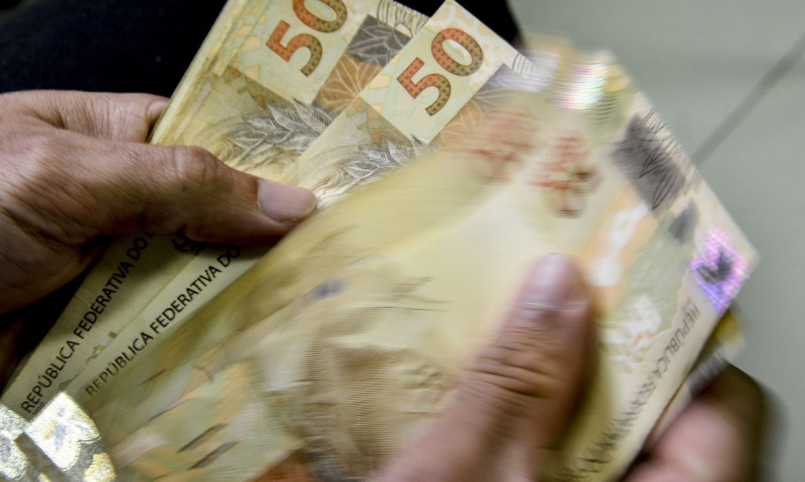 Leia mais sobre o artigo Governo confirma  salário mínimo de R$ 1.320 em maio
